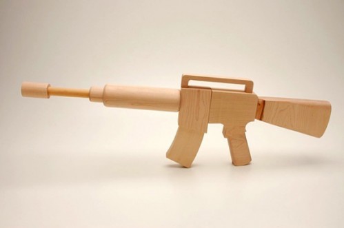 Paraguay... Armes volées... Wooden-toy-gun-1-499x331