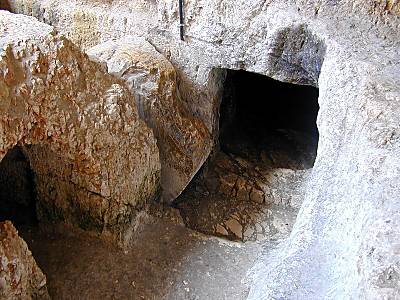 TOPRAK ÜSTÜ BASİT MEZARLARI AÇMA TEKNİĞİ Kings.tomb.entrance