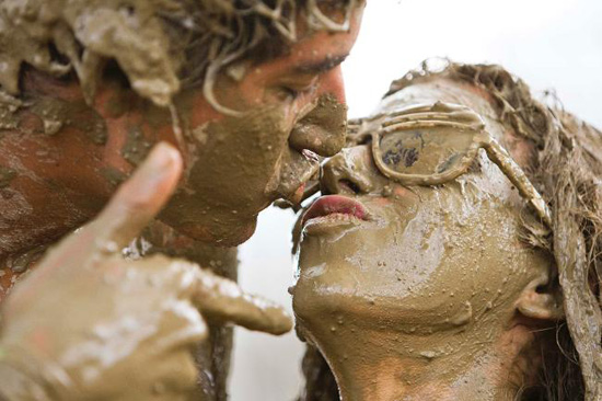 القذرة المرح في مهرجان الطين انظر بنفسك Dirty fun at mud festival Dirty-festival-2