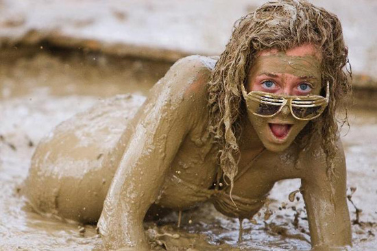 القذرة المرح في مهرجان الطين انظر بنفسك Dirty fun at mud festival Dirty-festival-4