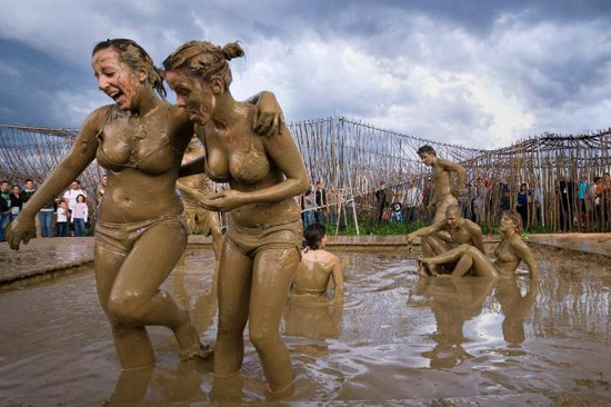 القذرة المرح في مهرجان الطين انظر بنفسك Dirty fun at mud festival Dirty-festival-6