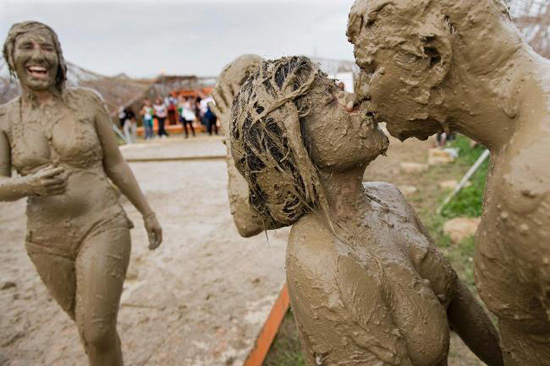 القذرة المرح في مهرجان الطين انظر بنفسك Dirty fun at mud festival Dirty-festival-8