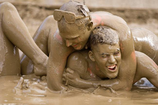 القذرة المرح في مهرجان الطين انظر بنفسك Dirty fun at mud festival Dirty-festival