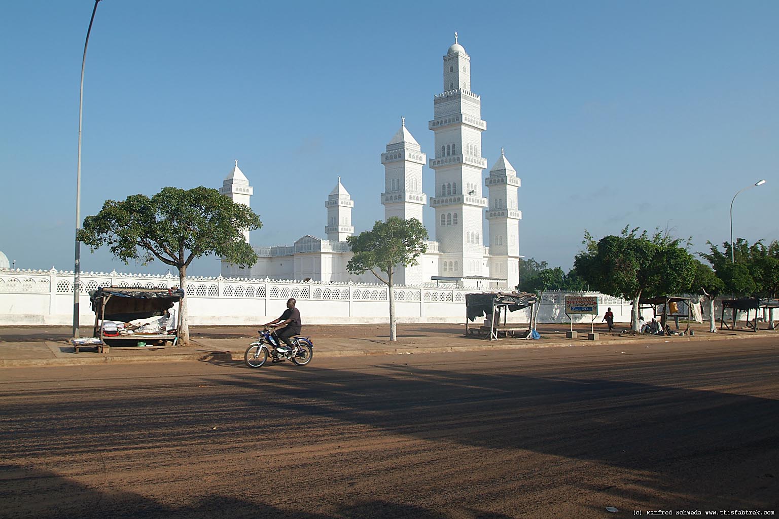 رحلة الى ساحل العــــاج دولة في غرب افريقي Yamoussoukro-mosque-moped-4