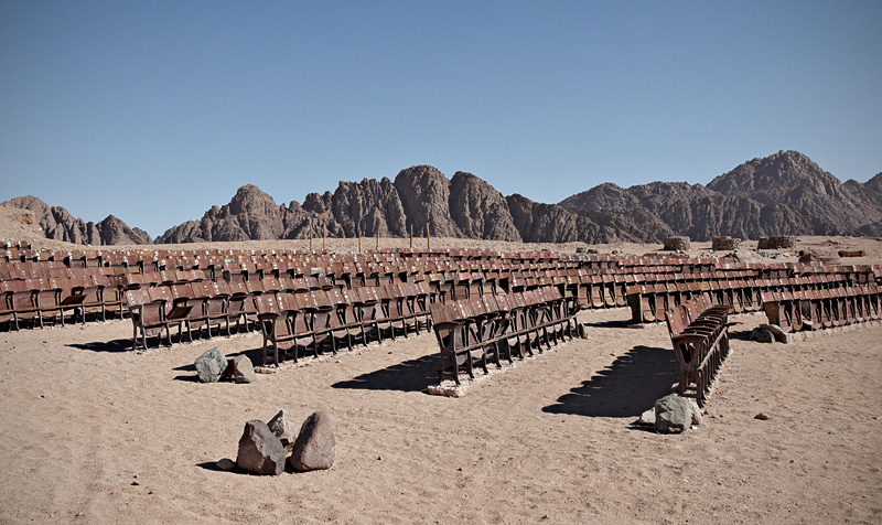 Un cine abandonado en el desierto del Sinai Theater-1