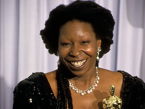 ♦ Le Jeu des Acteurs (Version HP) ♦ - Page 21 Whoopi-Goldbery-oscar-win-natural-hair-locs-alice-in-nappyland