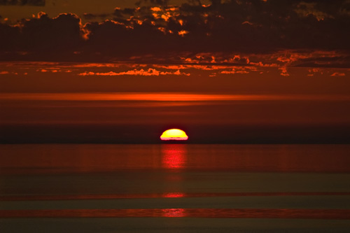 التفسير العلمي وحقيقة الإبصار Red_sun_disappearing