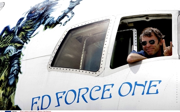 Ο τραγουδιστής Μπρους Ντίκινσον των Iron Maiden έγινε πιλότος της Air Djibouti! Maiden_3397885b