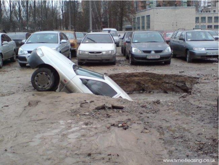 Vozila u neobičnim situacijama  Car_hole