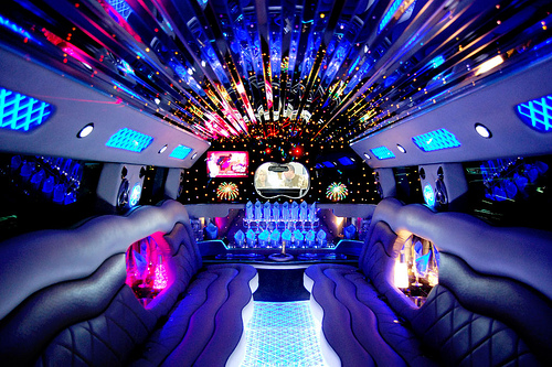 Имението "Winehouse" - Page 3 Double_decker_hummer_interior