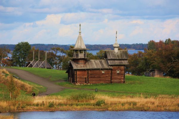 Rusija Buildings-on-Kizhi-Island-600x400