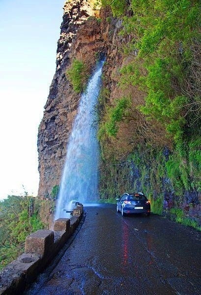 Ο γύρος του κόσμου σε... 40  φωτογραφίες Waterfall-Highway-Madeira-Portugal