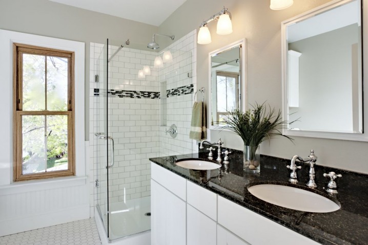 أحواض مزدوجة وظيفية للحمامات مشغول Bigstock-Bright-White-Remodel-Bathroom-7721137-718x478