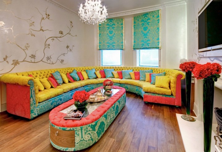 أرائك ملونة Colorful-sofa-set-furniture-designs-for-living-room-with-hardwood-flooring-ideas-718x492