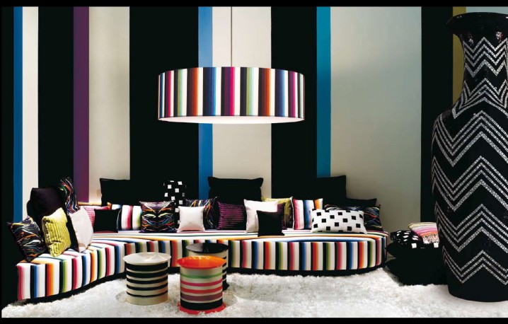 أرائك ملونة Fancy-retro-living-room-with-colorful-sofa-and-chandelier-with-giant-black-jar-white-carpet-and-colorful-wall-also-colorful-pillows-italian-interior-design-wall-coverings-interior-designing-interior-d-718x458