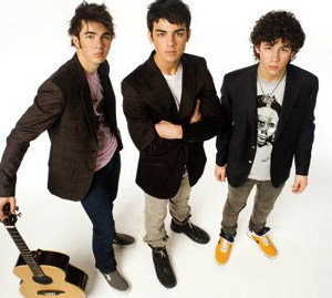 شوفوا صور مراهقين امريكا وقول لي مين احلى شي...* Jonas-Brothers-13373