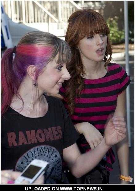 كل شي عن القممممر ((بيلا ثورن فيييدتها )) Allysn-Ashley-Arm-Bella-Thorne