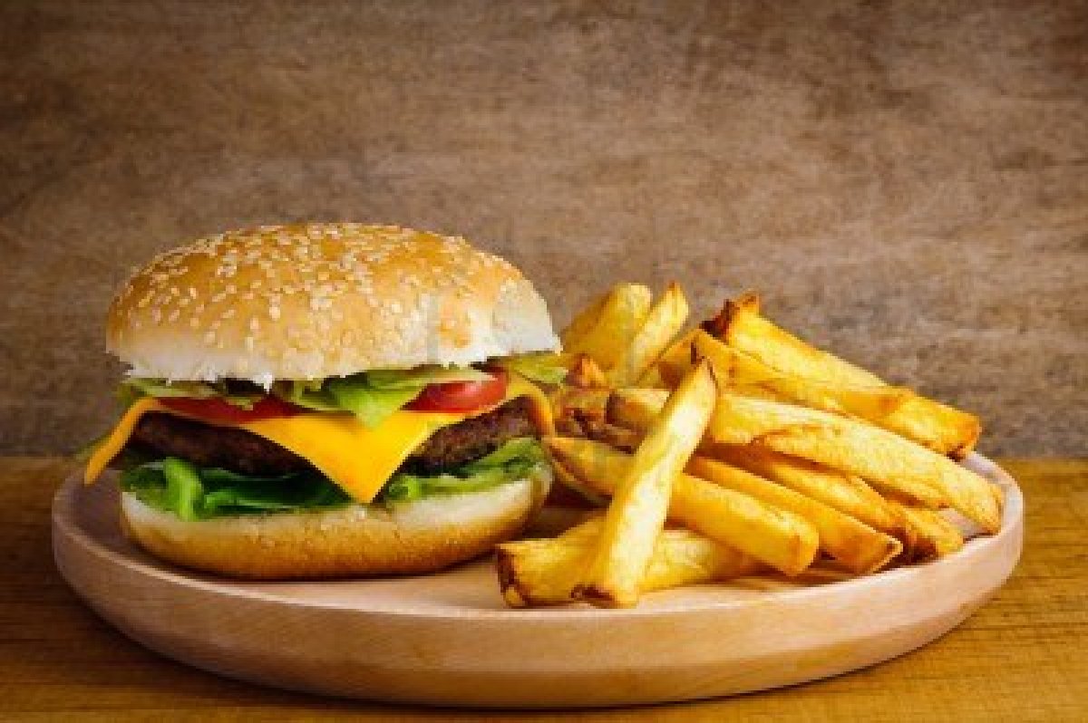 Sabores do Zapping - Página 13 13968864-fast-food-hamburger-and-french-fries-on-a-wooden-plate1