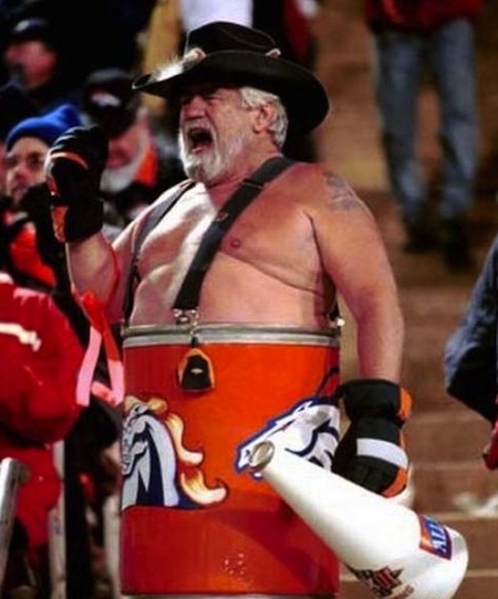 [Ourouk][bas-fond][Strinnnnnkers Savateeeeeee 3.0] - Page 2 23-denver-broncos-fan-barrel-guy-creepy-nfl-fans