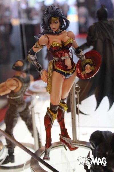 [Square Enix] Play Arts Kai DC Universe - DC Comics Variant Wonder Woman - Página 2 Squareenix-japanexpo2013-98