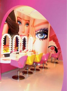 L’Atelier Barbie, un espace éphémère inédit !  Atelier-Barbie-beaute-223x300