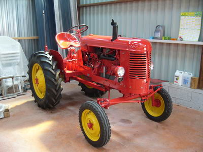 Relookage d'un tabouret de bar Tracteur-Massey-Harris-Ferguson-Pony-812