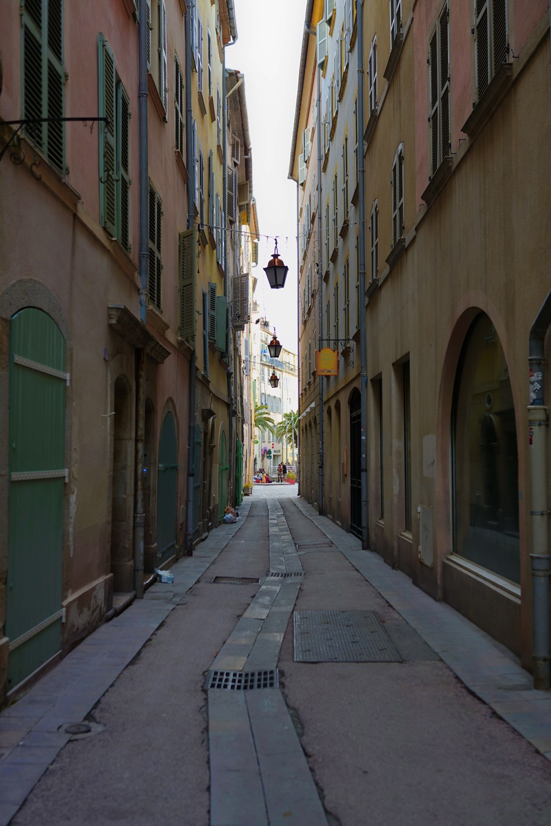 Toulon , Ruelle tourmentée SDIM5990
