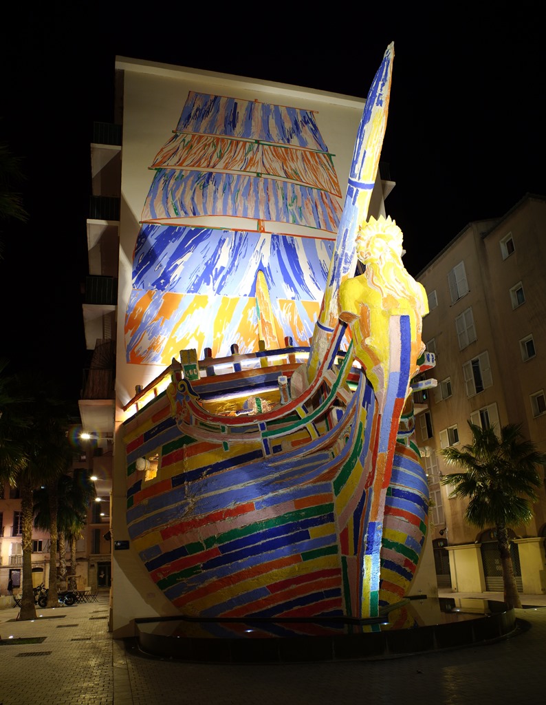 Toulon , le Bateau de la place VATEL RSDIM0461