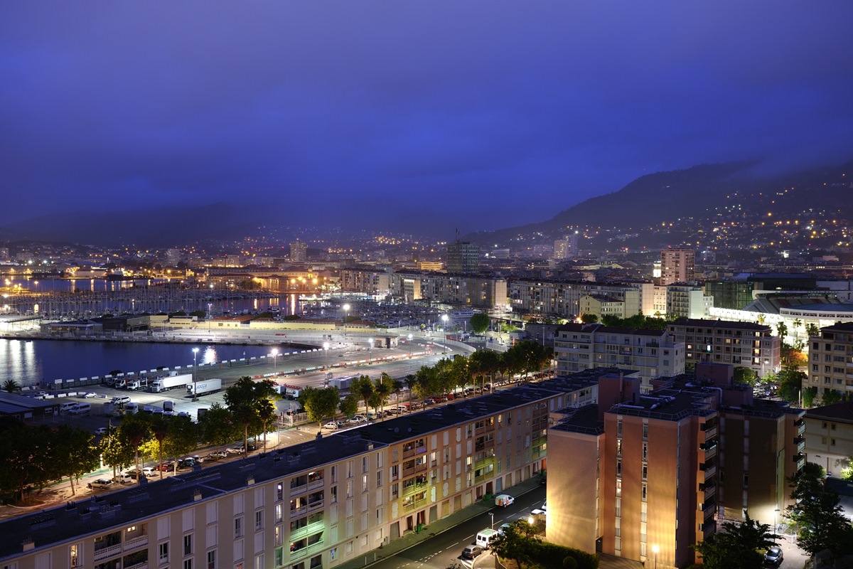 Toulon le port de nuit sous les nuages  SDIM0496