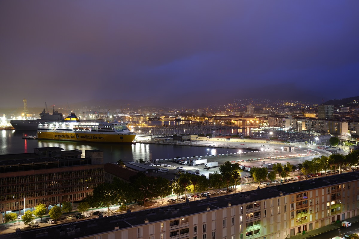 Toulon le port de nuit sous les nuages  SDIM0505