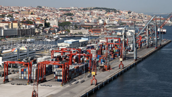 Lisboa afunda movimento de contentores 31% entre Janeiro e Agosto Porto-de-Lisboa-600x340