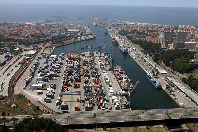 Leixões volta a perder contentores em Agosto  "É o ritmo de Angola e de China não entendeu e apercebeu em Porto e Lisboa esta a concorrência a contra de Sines." Porto-de-Leix%C3%B5es