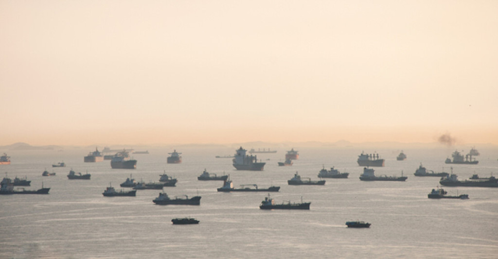 Frota de porta-contentores inactivos atinge os 800 mil TEU Vessels-on-road-Singapore2-1024x533