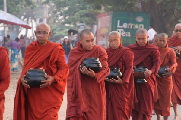 Le topic du football asiatique - Page 3 Myanmar-monks08