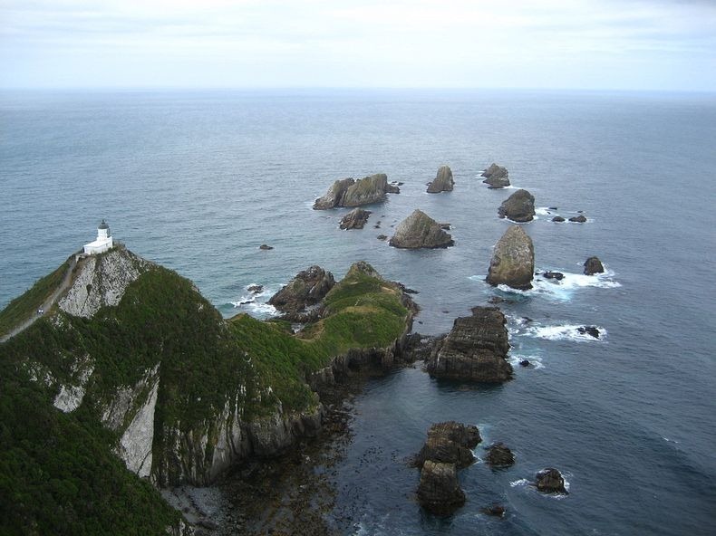 منارة فوق الصخور في نيوزيلاندا Nugget-Point-Lighthouse-New-Zealand-1
