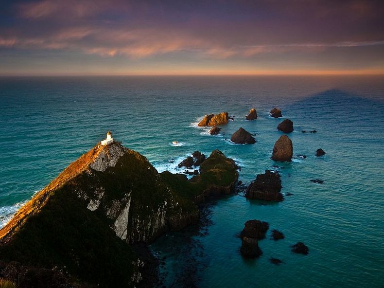 منارة فوق الصخور في نيوزيلاندا Nugget-Point-Lighthouse-New-Zealand-2