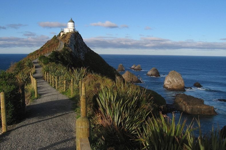 منارة فوق الصخور في نيوزيلاندا Nugget-Point-Lighthouse-New-Zealand-4