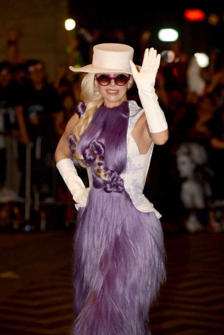 Photos de Lady Gaga Lady-gaga-dans-une-robe-faite-de-cheveux-violet-a-hong-kong