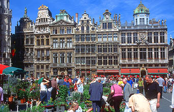 تعرف على بلجيكــــآآ ولو جزء صغير منهـــآآ... BRU%20Brussels%20Grand%20Place%20facade%201