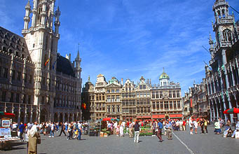 تعرف على بلجيكــــآآ ولو جزء صغير منهـــآآ... BRU%20Brussels%20Grand%20Place%20panorama