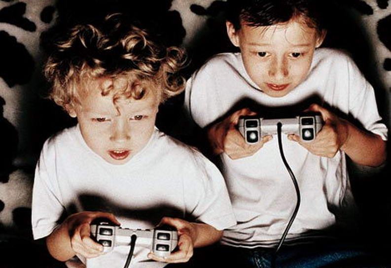 الإدمان على ألعاب الفيديو يقلل النوم ويؤثر في الوزن وصحة القلب Kids-playing-video-games