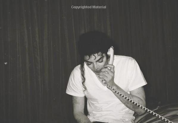 Michael Jackson NON è Stato il Primo Artista Nero a Perdere la Pigmentazione a Causa della Vitiligine Mj-with-a-tshirt