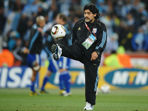 مآرآدونآ يعتذر من تومآس مولر 325053662-diego-maradona.9