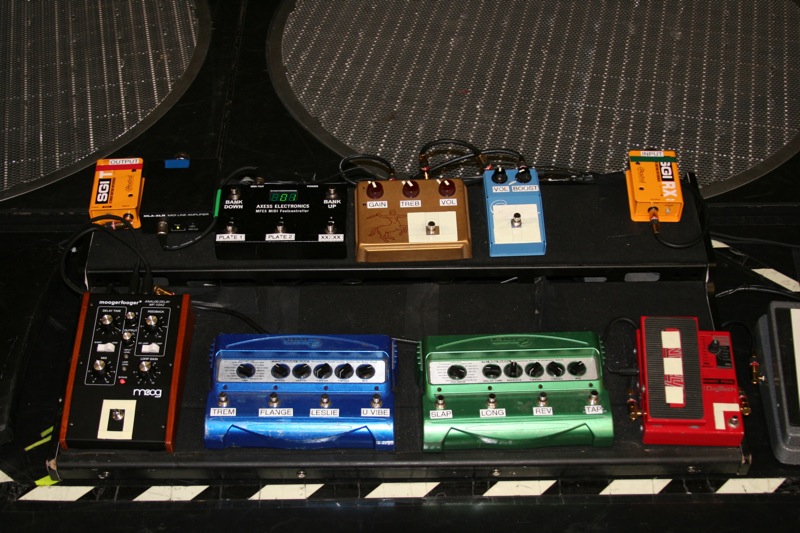 effet style joe perry slash ou sambora JoePerry_pedals_2006