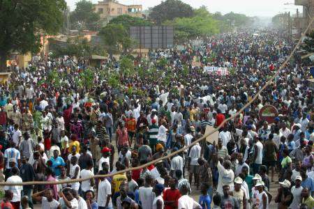 THOMAS DOLIE comite de soutien Manifestation-lome-b