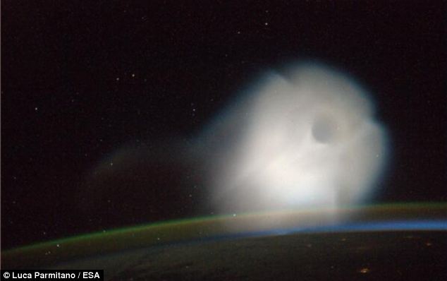 Cosas raras en el cielo - Página 3 Mystery-of-the-ghost-cloud-solved-ufo-sightings-and-strange-hazes-in-the-daily-mail_maoae_1