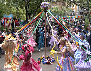 Maypole, Para Celebrar el "May Day" MaypoleDancing2