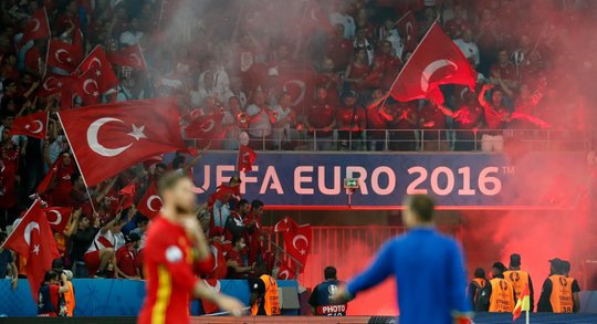  ألتراس | Ultras  - صفحة 4 Pyro-Euro-2016-15