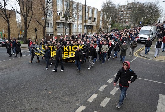 L'ex mouvement en Angleterre.  Arsenal_protest_2