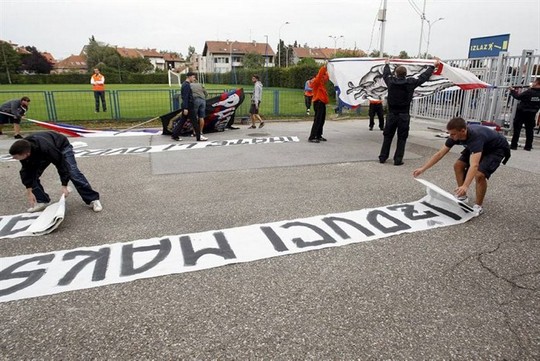 Le mouvement en Croatie . - Page 2 Dinamo-hajduk_14